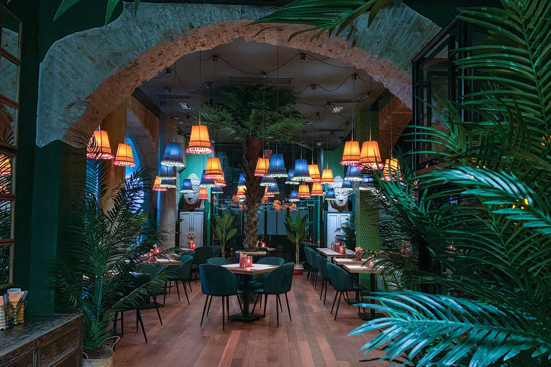 Ambiente del restaurante tailandés Thai Mongkut en Valencia y Madrid